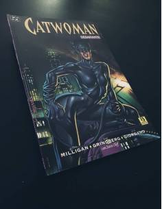 EXCELENTE ESTADO CATWOMAN DESAFIANTE TOMO ZINCO