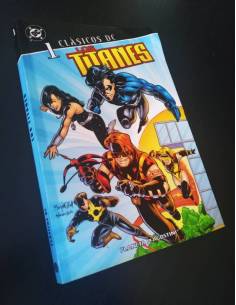 CASI EXCELENTE ESTADO LOS TITANES 1 CLASICOS DC PLANETA