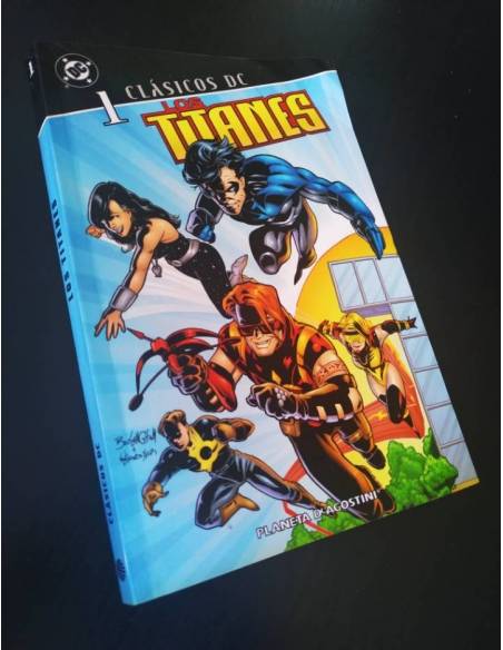 CASI EXCELENTE ESTADO LOS TITANES 1 CLASICOS DC PLANETA