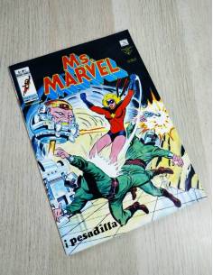 MS.MARVEL 4 BASTANTE NUEVO PERO TIENE 10 PAGINAS...