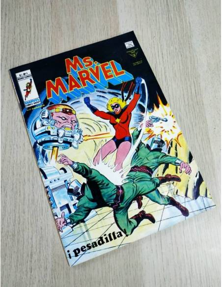 MS.MARVEL 4 BASTANTE NUEVO PERO TIENE 10 PAGINAS COLOREADAS VERTICE