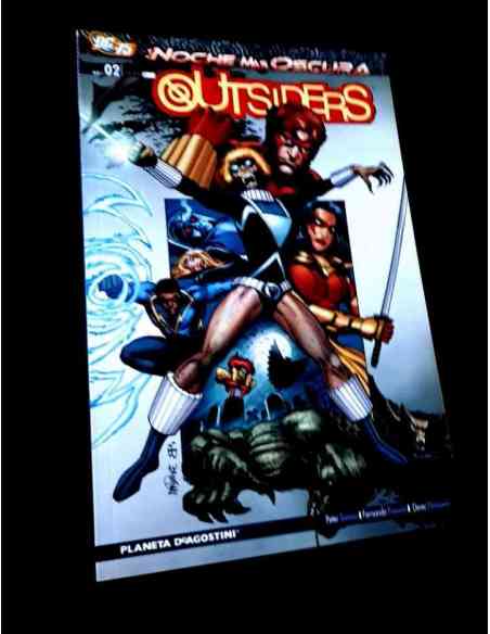 EXCELENTE ESTADO OUTSIDERS 2 LA NOCHE MAS OSCURA COMICS PLANETA