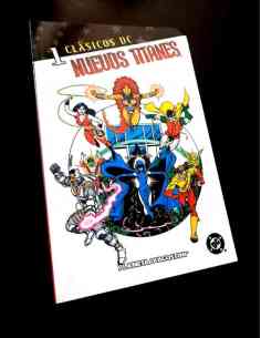 EXCELENTE ESTADO NUEVOS TITANES 1 CLASICOS DC COMICS PLANETA