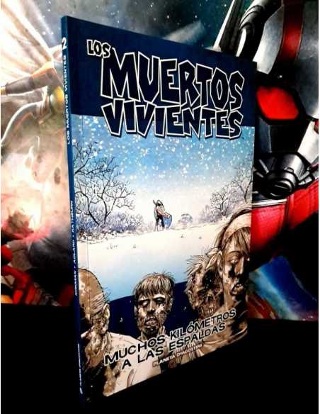 DE KIOSCO LOS MUERTOS VIVIENTES 2 MUCHOS KILOMETROS A LAS ESPALDAS PLANETA TAPA BLANDA