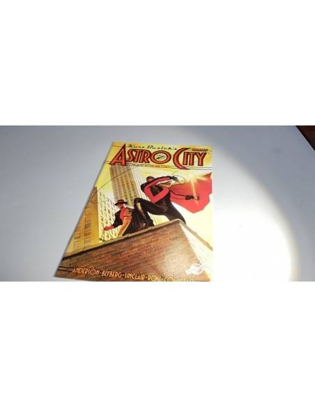 ASTRO CITY 16 VOL II EXCELENTE ESTADO PLANETA
